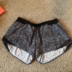 Lululemon Size 12 Hotty Too Hotty Short
